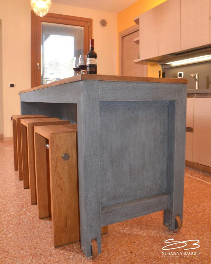 bancone cucina cn sgabelli in rovere
